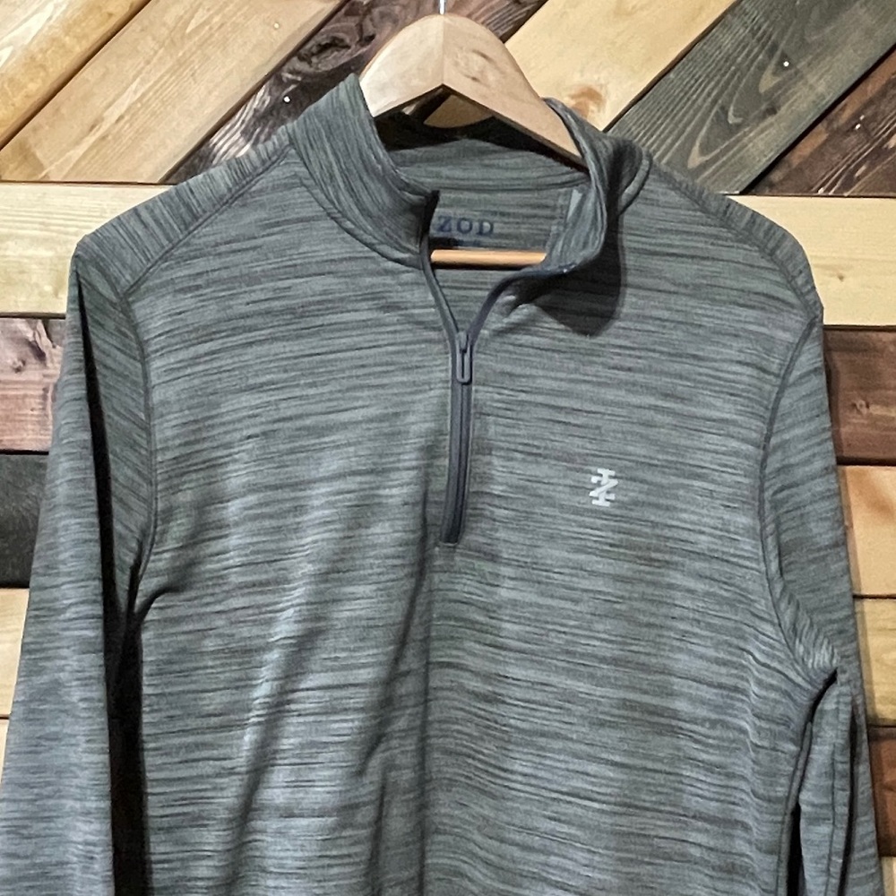 Men’s Medium Izod Golf pullover.